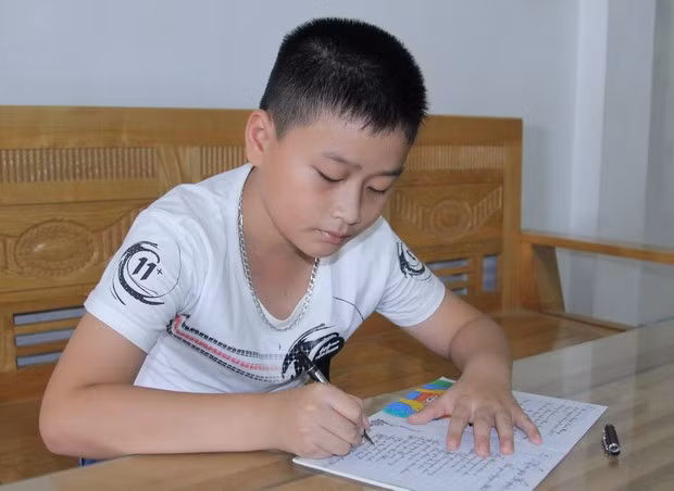 Trong thời gian không đến trường, Hưng đã dành tâm huyết để tham gia cuộc thi “Nét chữ từ trái tim”.
