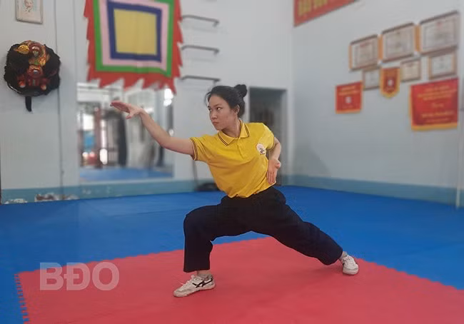 VĐV Lê Thị Hồng Trang luyện tập các bài quyền tại Trung tâm Võ thuật cổ truyền Bình Định. Ảnh: H.T.Đ