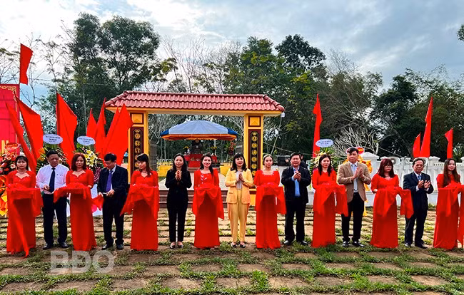 Đại biểu cắt băng khánh thành công trình khu di tích mộ đồng chí Võ Xán. Ảnh: C.H