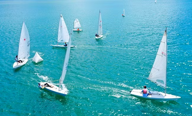 Trước khi đăng cai Giải đua mô tô nước thế giới UIM-ABP Aquabike World Championship và Giải đua thuyền máy nhà nghề quốc tế UIM F1H2O World Championship - chặng Grand Prix of Binh Dinh 2024, tỉnh Bình Định đã phối hợp tổ chức thành công Giải đua thuyền buồm quốc tế và ván chèo đứng Quy Nhơn 2023. Ảnh: NGUYỄN DŨNG