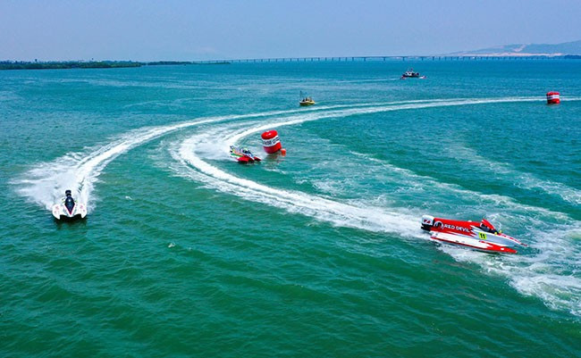 Giải đua mô tô nước thế giới UIM-ABP Aquabike World Championship và Giải đua thuyền máy nhà nghề quốc tế UIM F1H2O World Championship- chặng Grand Prix of Binh Dinh 2024 diễn ra hấp dẫn, thu hút sự quan tâm của đông đảo người hâm mộ thể thao. Ảnh: NGUYỄN DŨNG Giải đua mô tô nước thế giới UIM-ABP Aquabike World Championship và Giải đua thuyền máy nhà nghề quốc tế UIM F1H2O World Championship- chặng Grand Prix of Binh Dinh 2024 diễn ra hấp dẫn, thu hút sự quan tâm của đông đảo người hâm mộ thể thao. Ảnh: NGUYỄN DŨNG