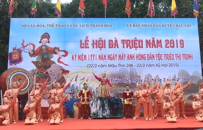 Lễ hội đền Bà Triệu tái hiện hình tượng anh hùng dân tộc Triệu Thị Trinh trong cuộc khởi nghĩa chống quân xâm lược Đông Ngô. (Ảnh: Khiếu Tư/TTXVN)