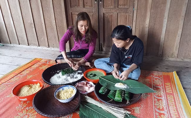 Em Đinh Thị Thủy, ở thôn 4 xã An Dũng hướng dẫn em gái gói bánh ngày Tết. Em Đinh Thị Thủy, ở thôn 4 xã An Dũng hướng dẫn em gái gói bánh ngày Tết.