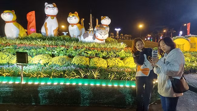 Du khách gần xa check-in tại cụm linh vật ở khuôn viên Tượng đài chiến thắng An Lão. Du khách gần xa check-in tại cụm linh vật ở khuôn viên Tượng đài chiến thắng An Lão.