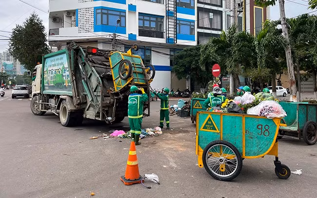Trong cả ngày 21.1 (30 tháng Chạp năm Nhâm Dần), công nhân Công ty CP Môi trường Bình Định hoạt động liên tục để thu gom rác, làm sạch thành phố để đón xuân mới. Trong ảnh: Công nhân vệ sinh môi trường thu gom rác tại đường Nguyễn Thị Định. Ảnh: LÊ CƯỜNG Trong cả ngày 21.1 (30 tháng Chạp năm Nhâm Dần), công nhân Công ty CP Môi trường Bình Định hoạt động liên tục để thu gom rác, làm sạch thành phố để đón xuân mới. Trong ảnh: Công nhân vệ sinh môi trường thu gom rác tại đường Nguyễn Thị Định. Ảnh: LÊ CƯỜNG