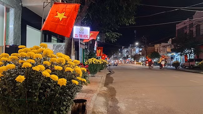 Một đường phố TX An Nhơn trang hoàng cờ hoa Một đường phố TX An Nhơn trang hoàng cờ hoa