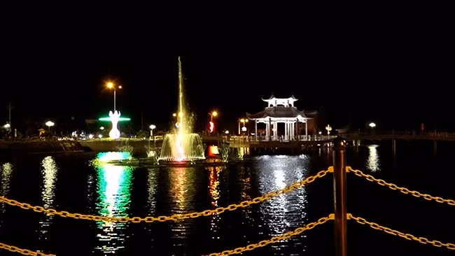 Khu sinh Thái Bàu Dum tại Trung tâm huyện được trang hoàng chuẩn bị đón Tết. Khu sinh Thái Bàu Dum tại Trung tâm huyện được trang hoàng chuẩn bị đón Tết.