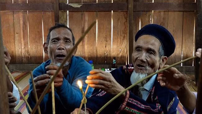 Các già làng xuống nhà rông cúng tiễn năm cũ và đón năm mới, cầu cho mưa thuận gió hòa, dân làng bình yên, sung túc (Bok Ka - Già làng Làng Tà Điệk, xã Vĩnh Hảo cúng phép tại nhà rông). Các già làng xuống nhà rông cúng tiễn năm cũ và đón năm mới, cầu cho mưa thuận gió hòa, dân làng bình yên, sung túc (Bok Ka - Già làng Làng Tà Điệk, xã Vĩnh Hảo cúng phép tại nhà rông).