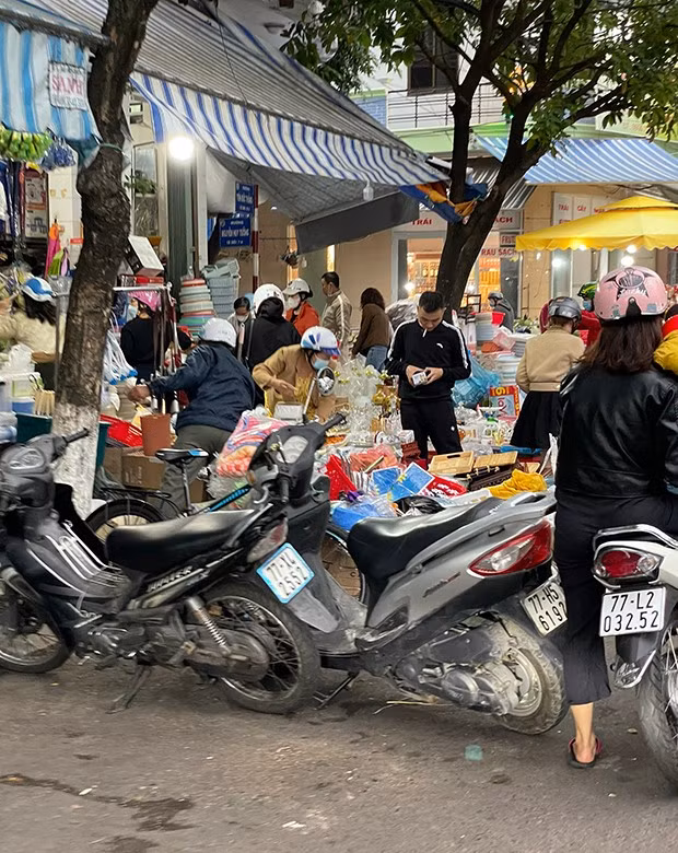 Khu vực chợ Sân Bay (phường Lý Thường Kiệt) vẫn còn nhiều hàng quán mở cửa phục vụ khách mua sắm đồ trưng bày và cúng tổ tiên ngày giao thừa. Ảnh: LÊ CƯỜNG Khu vực chợ Sân Bay (phường Lý Thường Kiệt) vẫn còn nhiều hàng quán mở cửa phục vụ khách mua sắm đồ trưng bày và cúng tổ tiên ngày giao thừa. Ảnh: LÊ CƯỜNG