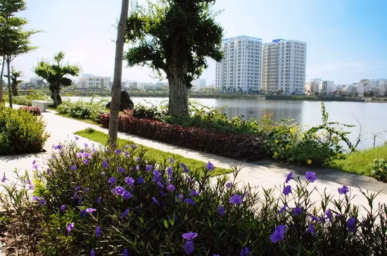 Sự hài hòa giữa kiến trúc hiện đại và cảnh quan môi trường tạo nét duyên cho hồ sinh thái Đống Đa.