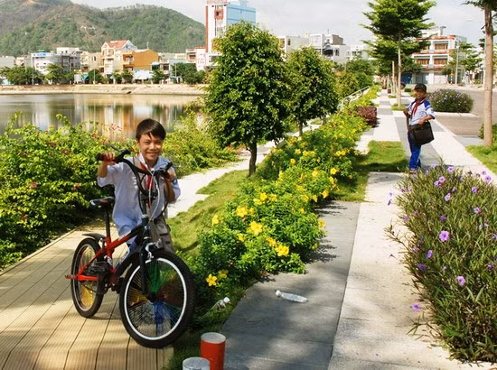 Sau giờ học, các em thiếu nhi thường ra thư giãn và vui chơi bên bờ hồ.