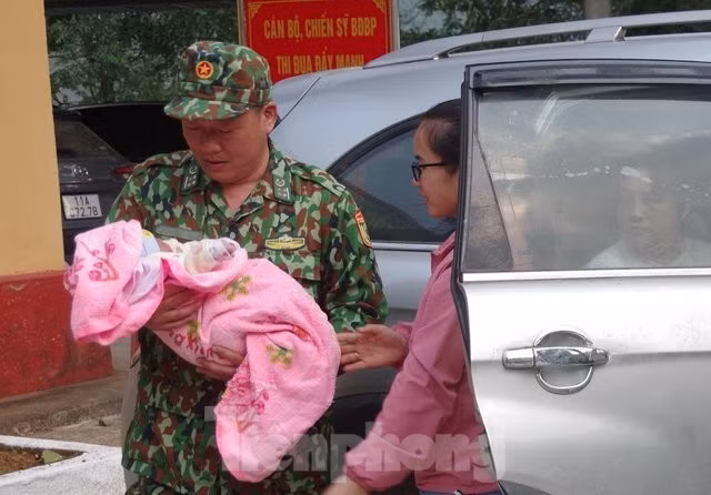 Bé trai 15 ngày tuổi được lực lượng Biên phòng Cao Bằng giải cứu. Ảnh: TL