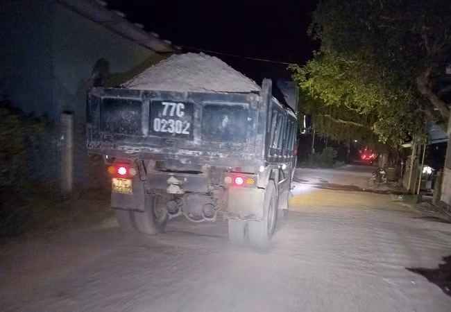 Xe tải chở cát khai thác trái phép đi tiêu thụ. Ảnh: V.L