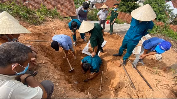 Lực lượng quy tập hài cốt liệt sĩ của Ban CHQS TX Hoài Nhơn khai quật khu vực chùa Lạc Sơn