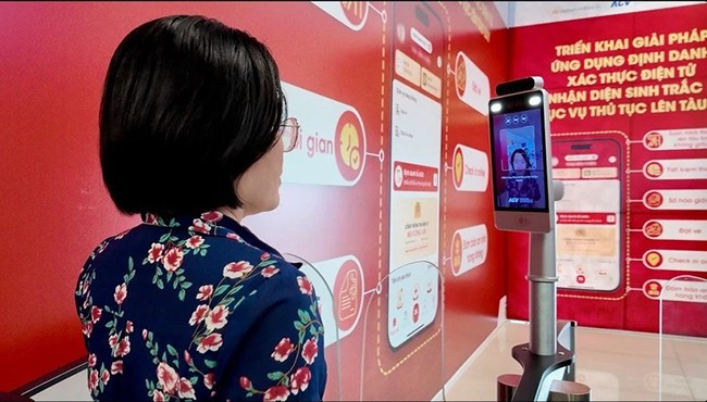 Hệ thống định danh sinh trắc học giúp hành khách làm thủ tục nhanh chóng. (Ảnh: PV/Vietnam+)