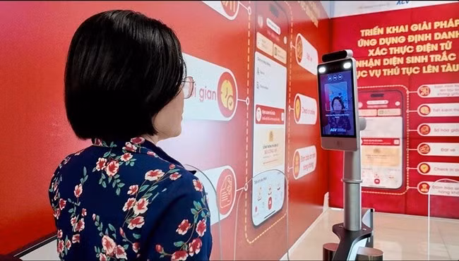 Hệ thống định danh sinh trắc học giúp hành khách làm thủ tục nhanh chóng. (Ảnh: PV/Vietnam+)