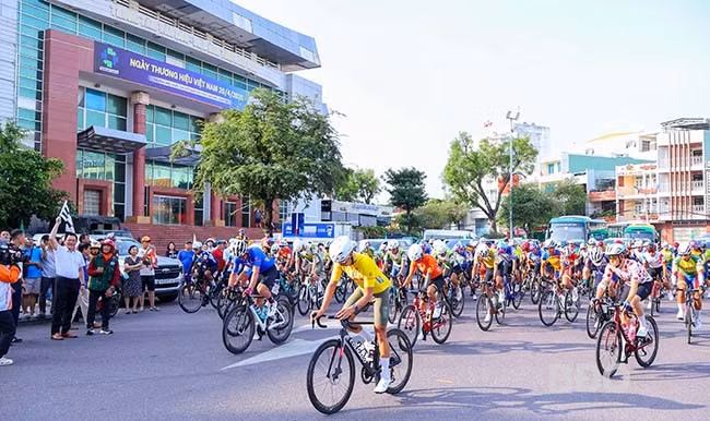 Các tay đua xuất phát chặng 13 (Quy Nhơn đi Pleiku). Ảnh: NGUYỄN DŨNG Các tay đua xuất phát chặng 13 (Quy Nhơn đi Pleiku). Ảnh: NGUYỄN DŨNG