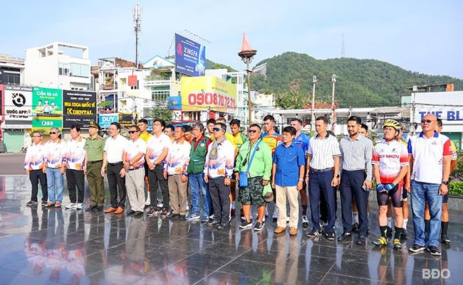 Đại diện Ban tổ chức và các đội đua dâng hương tại Tượng đài Hoàng đế Quang Trung. Ảnh: NGUYỄN DŨNG