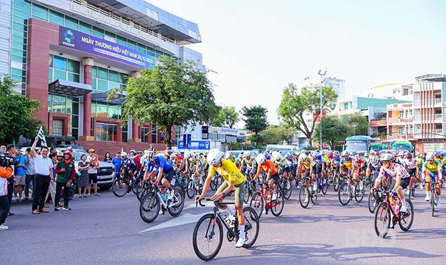 Các tay đua xuất phát chặng 13 (Quy Nhơn đi Pleiku). Ảnh: NGUYỄN DŨNG