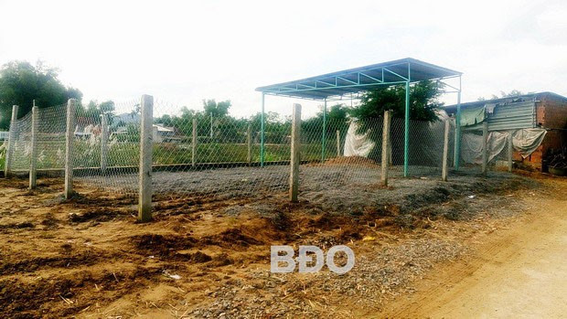 Bà Nguyễn Thị Kiều lấn chiếm đất, đã dựng trụ rào lưới B40 và làm nhà tiền chế. Bà Nguyễn Thị Kiều lấn chiếm đất, đã dựng trụ rào lưới B40 và làm nhà tiền chế.