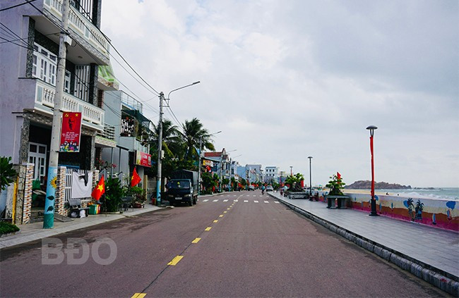 Tuyến đường trước mặt biển xã Nhơn Hải. Ảnh: THU DỊU Tuyến đường trước mặt biển xã Nhơn Hải. Ảnh: THU DỊU
