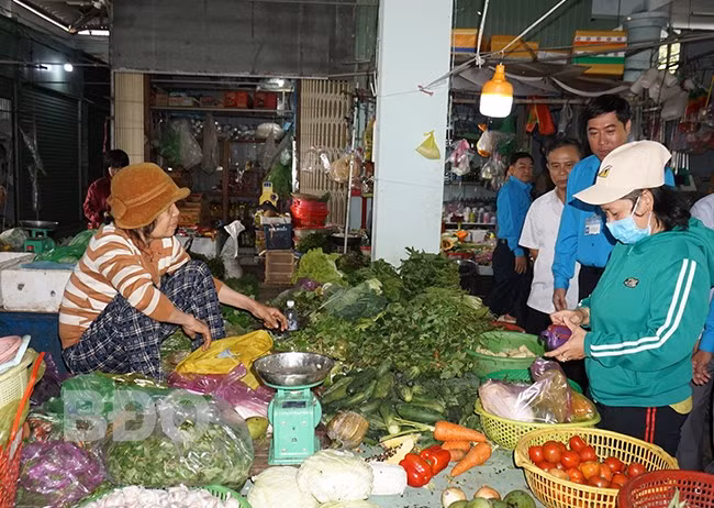 Chợ Nhơn Hải được đầu tư khang trang giúp việc mua bán tốt hơn. Ảnh: T. DỊU Chợ Nhơn Hải được đầu tư khang trang giúp việc mua bán tốt hơn. Ảnh: T. DỊU