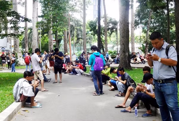 Giới trẻ đổ xô ra công viên săn thú ảo Pokemon tại công viên Tao Đàn