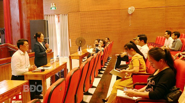 Nghệ nhân nhân dân Minh Đức và Nghệ nhân ưu tú Nguyễn Phú chia sẻ về bài chòi cổ Bình Định với học viên. Ảnh: HUỲNH VỸ