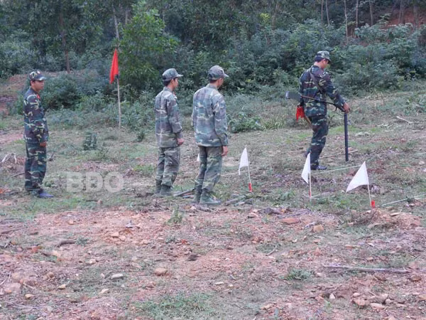 Lực lượng công binh đang dò tìm bom mìn.