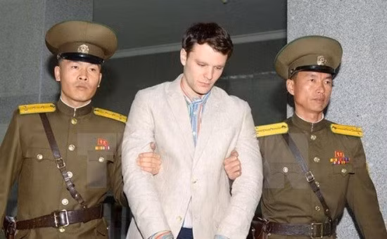 Otto Frederick Warmbier (giữa) bị cảnh sát áp giải tới phiên xét xử của Tòa án tối cao Triều Tiên ở Bình Nhưỡng ngày 16.3.2016. (Nguồn: Reuters/TTXVN)