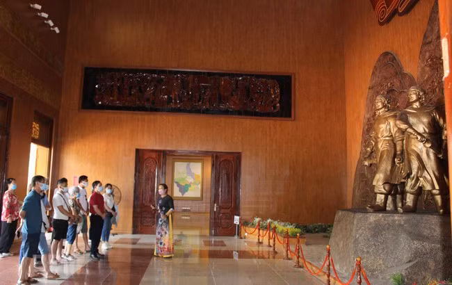 Khách tham quan Bảo tàng Quang Trung.