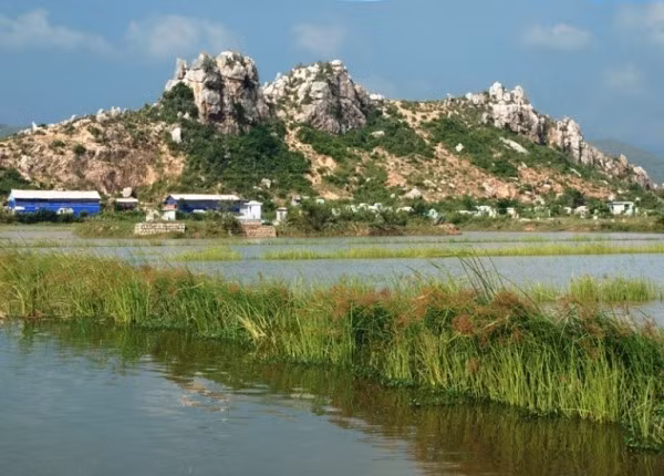 Toàn cảnh núi Xương Cá nhìn từ hướng đông của thôn Lộc Hạ.