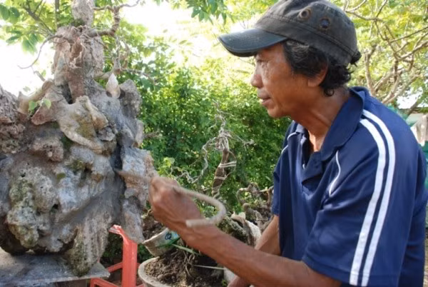 Ông Cận đang chế tác non bộ bằng đá núi Xương Cá.