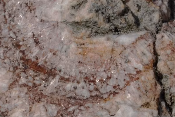 Mẫu đá thạch anh phát sáng dưới ánh sáng mặt trời.