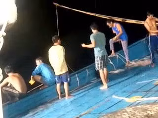 Ngư dân câu đêm trên tàu BĐ 94518-TS (ảnh do thuyền trưởng Nguyễn Văn Khen cung cấp).