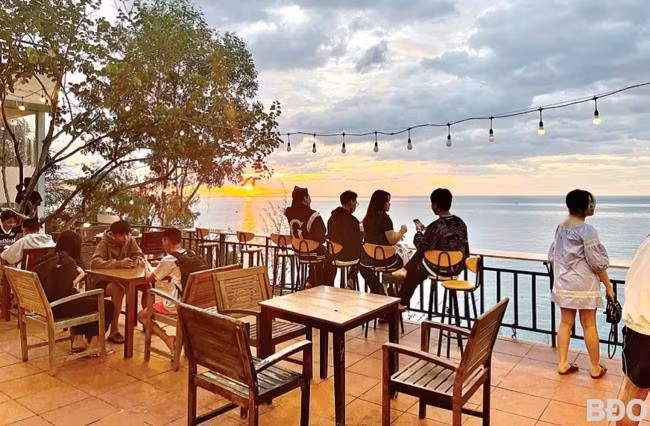 Góc cà phê The Sound Quy Nhơn ở góc nhìn ra biển. Ảnh: HẢI YẾN