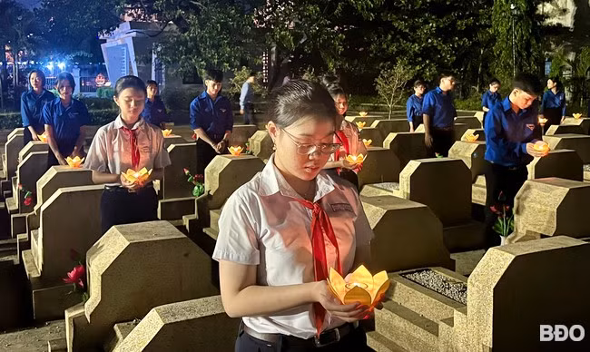 ĐVTN, thanh thiếu nhi thắp nến tri ân các anh hùng liệt sĩ. Ảnh: D.L