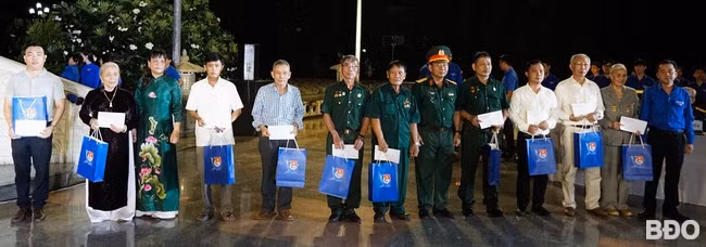 Tặng quà cho CCB, cựu TNXP tại chương trình. Ảnh: D.L