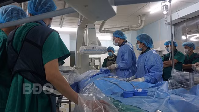 TS.BS Nguyễn Thái Bình thị phạm về tán sỏi mật qua da tại BVĐK tỉnh Bình Định. Ảnh: T. KHUY TS.BS Nguyễn Thái Bình thị phạm về tán sỏi mật qua da tại BVĐK tỉnh Bình Định. Ảnh: T. KHUY