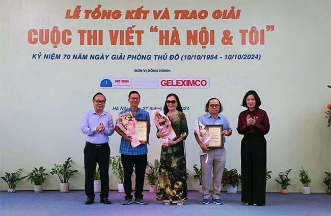Nhà văn Bùi Duy Phong (thứ 2 từ phải qua) nhận giải Ba tại cuộc thi viết Hà Nội & Tôi. Ảnh: NVCC Nhà văn Bùi Duy Phong (thứ 2 từ phải qua) nhận giải Ba tại cuộc thi viết Hà Nội & Tôi. Ảnh: NVCC