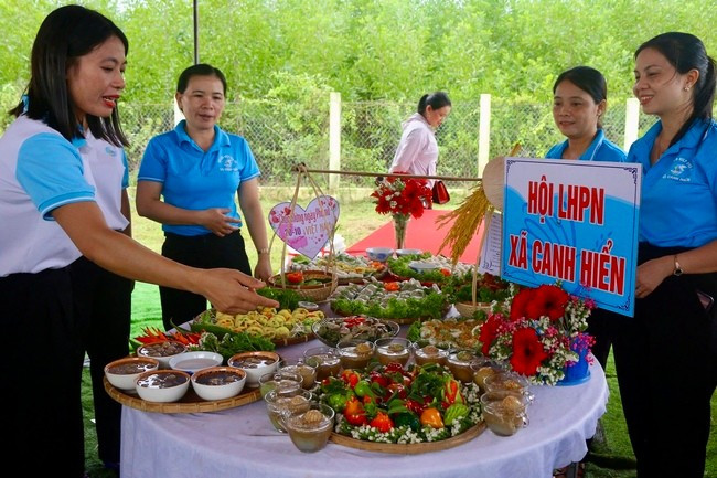 Các đội trao đổi kinh nghiệm nấu các món ăn. Ảnh: L.Đ Các đội trao đổi kinh nghiệm nấu các món ăn. Ảnh: L.Đ