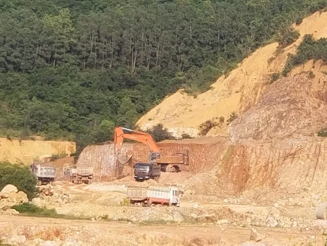 Khai thác đất trái phép tại khu vực Đèo Son (ảnh chụp ngày 11.12.2021). Ảnh: VĂN LƯU
