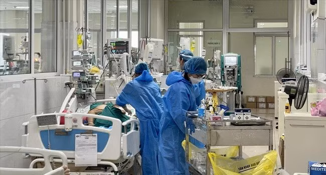 Chăm sóc bệnh nhân Covid-19 nặng tại BV Bệnh Nhiệt đới T.Ư Ảnh: Thái Hà