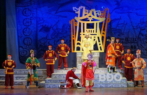 Nghệ sĩ Ưu tú Băng Châu vai Bùi Thị Xuân (người đứng giữa) trong “Chói rạng sơn hà”. Nghệ sĩ Ưu tú Băng Châu vai Bùi Thị Xuân (người đứng giữa) trong “Chói rạng sơn hà”.