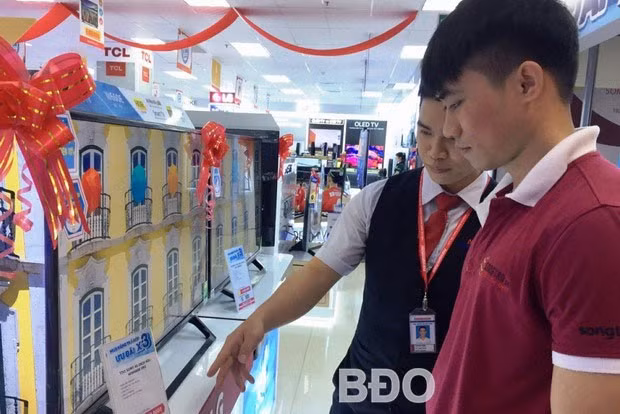Tivi thông minh được bày bán tại một trung tâm điện máy ở TP Quy Nhơn. Tivi thông minh được bày bán tại một trung tâm điện máy ở TP Quy Nhơn.