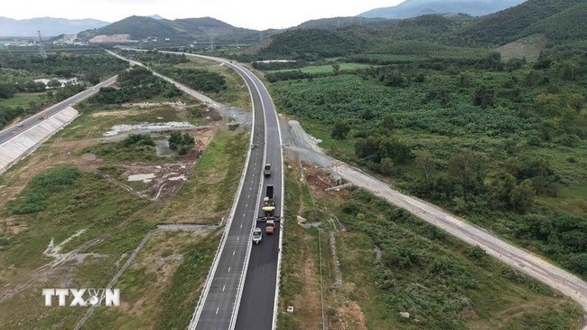 Tuyến cao tốc Vân Phong-Nha Trang dự kiến thông xe dịp 30.4.2025 (vượt tiến độ 8 tháng), song đến nay đã hình thành. (Ảnh Đặng Tuấn/TTXVN) Tuyến cao tốc Vân Phong-Nha Trang dự kiến thông xe dịp 30.4.2025 (vượt tiến độ 8 tháng), song đến nay đã hình thành. (Ảnh Đặng Tuấn/TTXVN)