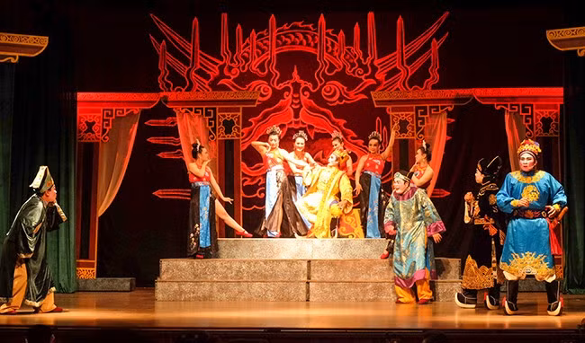 Một cảnh trong vở tuồng Góc khuất vương triều Trần. Ảnh: NGỌC NHUẬN