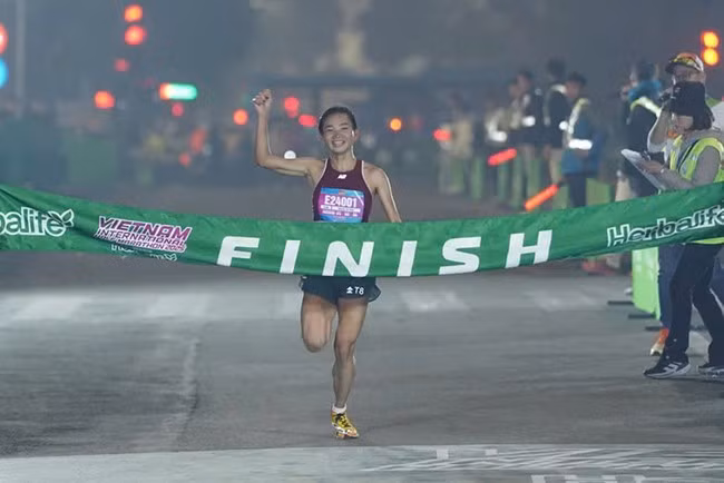 Nguyễn Thị Oanh về đích đầu tiên, phá kỷ lục 21 km quốc gia. Ảnh: BTC