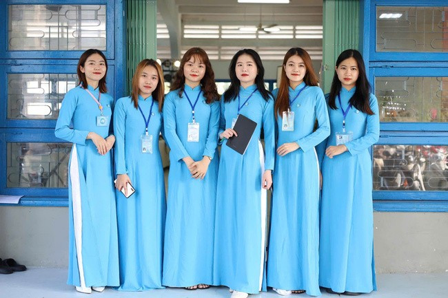 Em Trần Thị Minh Nhàn (bìa trái) trong kỳ họp Đại hội đại biểu Liên Chi Hội khoa Kinh tế và Kế toán nhiệm kỳ 2023 - 2025. Ảnh: NVCC