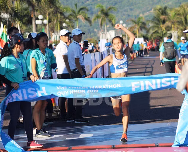 VĐV Phạm Thị Hồng Lệ (Bình Định) về đích đầu tiên ở cự ly 42 km nữ. Ảnh H.T